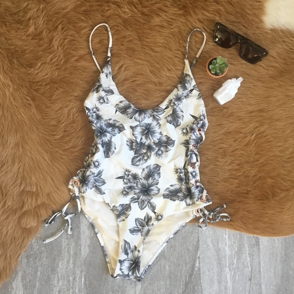 Amuse Society Other - DEAL - AMUSESociety Women's Faye Aloha Tropical One Piece